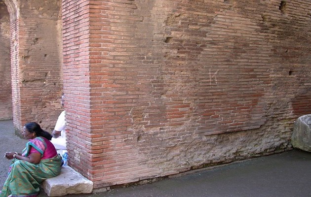 20.000 ευρώ πρόστιμο σε τουρίστα που χάραξε το όνομά του στο Κολοσσαίο