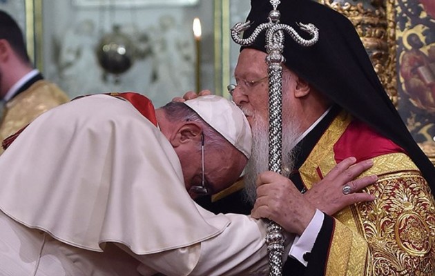 Το φιλί του Οικουμενικού Πατριάρχη στον Πάπα Φραγκίσκο (βίντεο)