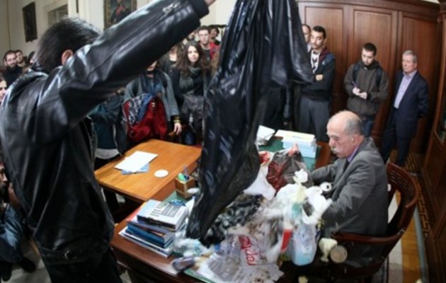 Φοιτητές άδειασαν σακούλα με σκουπίδια στην Πρυτανεία ελέω… Φορτσάκη (βίντεο)