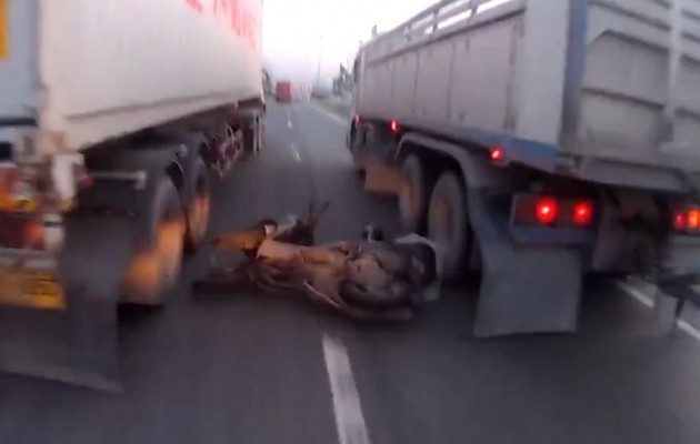 Πιο τυχερός δεν γίνεται: Δύο φορτηγά περνούν ξυστά δίπλα του (βίντεο)