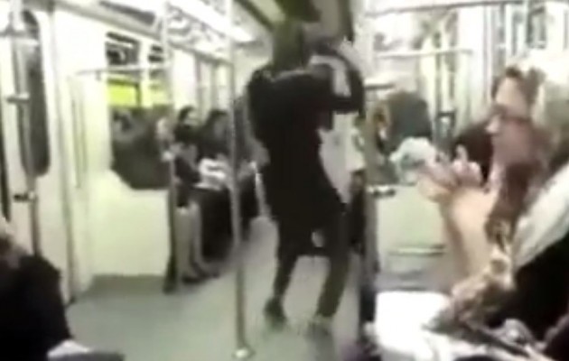 Ιράν: Γυναίκα χορεύει ξέφρενα στο Μετρό χωρίς… μαντίλα (βίντεο)