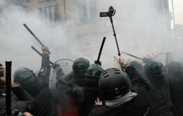 Οι φοιτητές τραγουδάνε το Bella Ciao  και συγκρούονται με την  αστυνομία