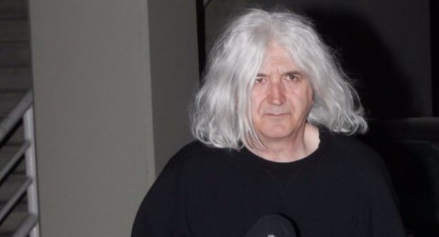 Ο Νίκος Καρβέλας πενθεί…