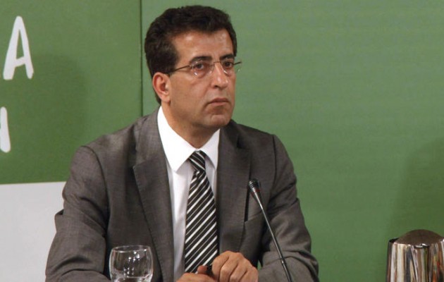 Καρύδης για Γεωργιάδη: “Ζητάει να κατεβάσουμε τα παντελόνια”