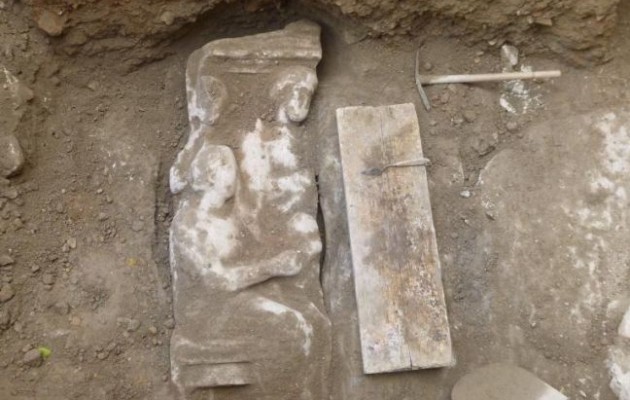 Επιτύμβια στήλη βρέθηκε στον Κεραμεικό (φωτογραφίες)