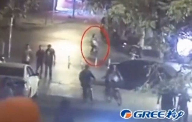 Πέταξε ποδηλάτισσα 40 μέτρα μακριά (βίντεο)