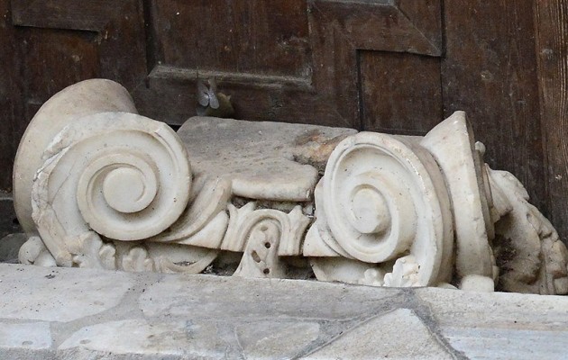 Αρχαίο κιονόκρανο… σταθεροποιεί πόρτα εκκλησίας στη Θεσσαλονίκη