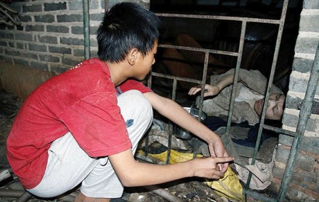 Κρατά τη γυναίκα του κλεισμένη σε κλουβί (φωτογραφίες)