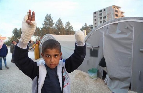 Κυνηγημένος από τους τζιχαντιστές, χωρίς χέρι, κάνει το σήμα της νίκης