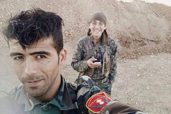 Πεσμεργκά βγάζει selfie με Κούρδισσα YPG στις μάχες στην Κομπάνι #viral