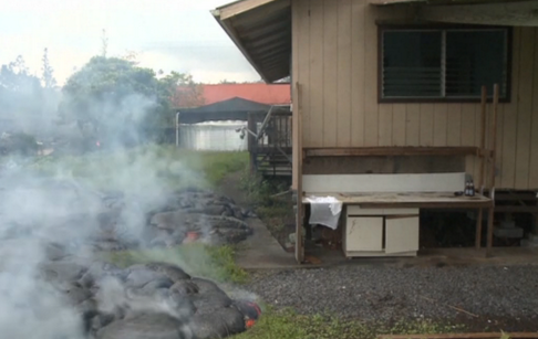 Καρέ καρέ η στιγμή που η λάβα καταπίνει σπίτι στη Χαβάη (βίντεο)