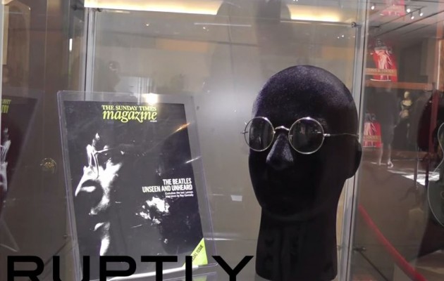 Δείτε πόσο πουλήθηκαν τα διάσημα γυαλιά του Λένον (βίντεο)