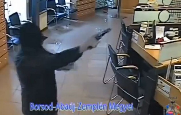 Ηρωίδα – πελάτης αποκαλύπτει το πρόσωπο του ληστή (βίντεο)