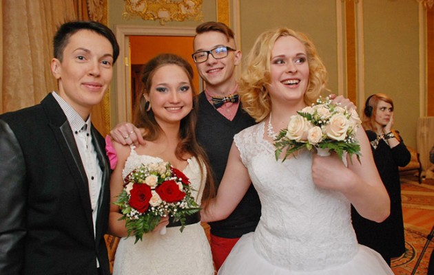 Τρανσέξουαλ παντρεύτηκε γυναίκα στη Ρωσία του Πούτιν (φωτογραφίες)