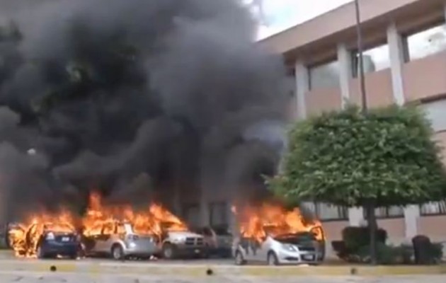 Μεξικό: Στις φλόγες το Κογκρέσο για την άγρια δολοφονία των φοιτητών (βίντεο)