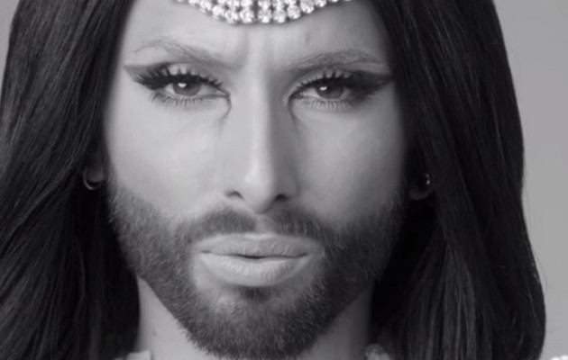 Η Conchita ντύθηκε νύφη και είπε ένα τραγούδι (βίντεο)