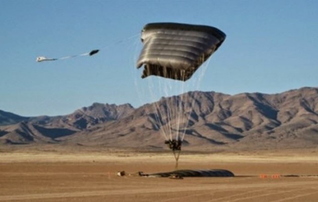 “Άγνωστα” αεροσκάφη ρίχνουν όπλα (με αλεξίπτωτα) στο Ισλαμικό Κράτος