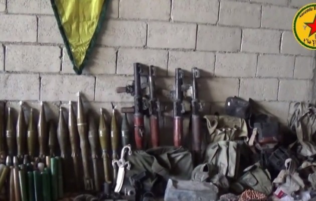 Οι Κούρδοι δείχνουν τα λάφυρα που πήραν από το Ισλαμικό Κράτος