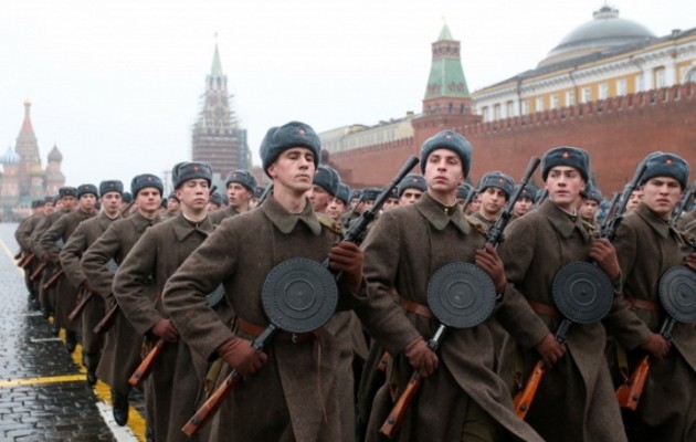 Τίμησαν την Επέτειο της Οκτωβριανής Επανάστασης στη Μόσχα