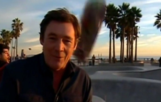 Δημοσιογράφος… τρώει στο κεφάλι πατίνι onair (βίντεο)