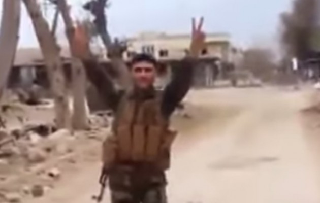 Βόμβες σκάνε δίπλα σε Πεσμεργκά και αυτοί κάνουν το σήμα της νίκης (βίντεο)