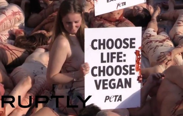 Γυμνή διαμαρτυρία υπέρ της χορτοφαγίας (βίντεο)