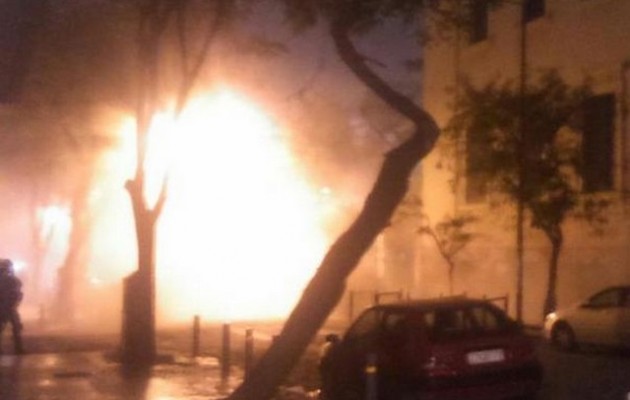 Μάχη αστυνομίας διαδηλωτών στο Πολυτεχνείο – Αναφορές για τραυματίες (φωτο)