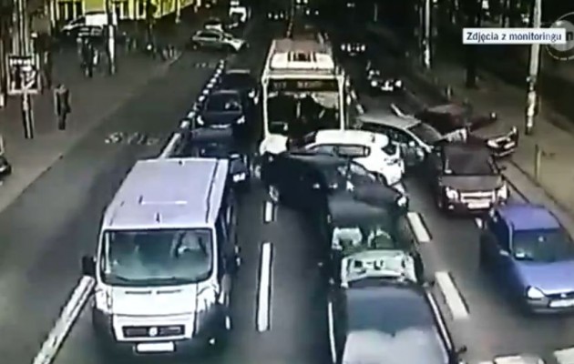 Λεωφορείο παρασύρει 9 αυτοκίνητα – Δεν έπιασαν τα φρένα (βίντεο)