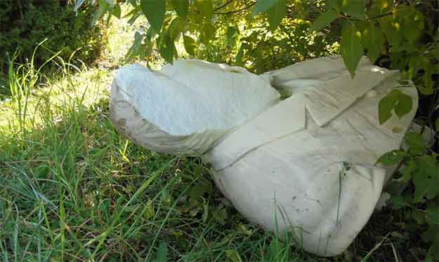 Βάνδαλοι κατέστρεψαν την προτομή Έλληνα ευεργέτη