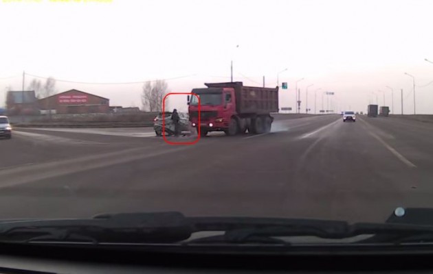 Ο τυχερός Ρώσος της χρονιάς: Κι όμως σώθηκε! (βίντεο)