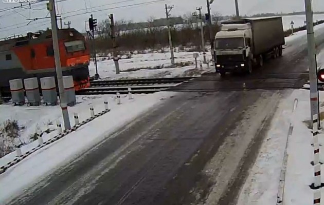 Δύο τρένα διαλύουν φορτηγό σε διάβαση (βίντεο)