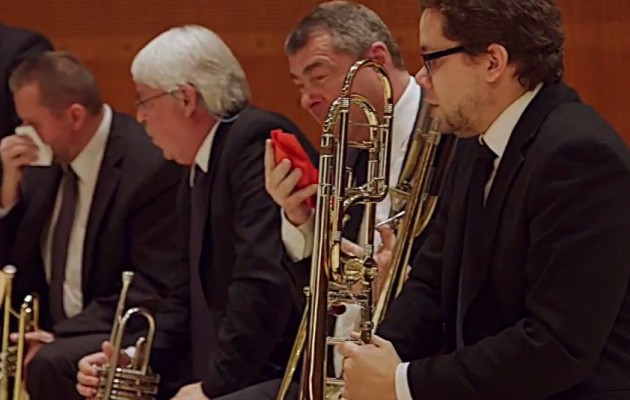 Τρώνε καυτό τσίλι και προσπαθούν να παίξουν μουσική (βίντεο)