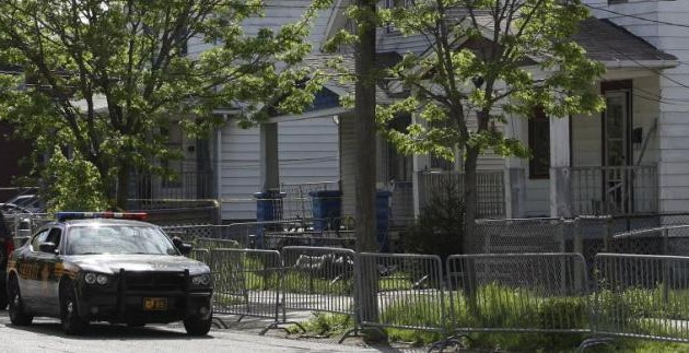 Είχαν κρύψει 13χρονο που αγνοείται 4 χρόνια πίσω από ψεύτικο τοίχο (βίντεο)