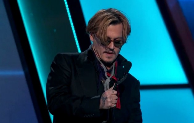 Βίντεο από την “μεθυσμένη” εμφάνιση του Τζόνι Ντέπ – Τον έκοψαν στον αέρα