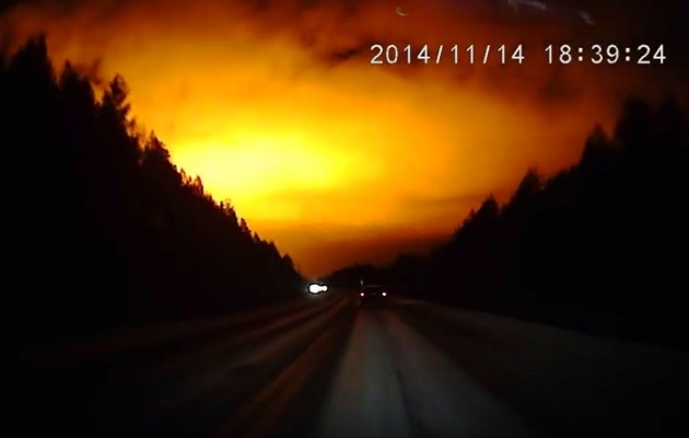 Περίεργη λάμψη ή UFO κάνει τη νύχτα μέρα στα Ουράλια (βίντεο)