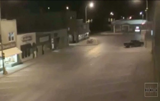 UFO εξαφάνισε αυτοκίνητο από τη μέση του δρόμου (;) (βίντεο)