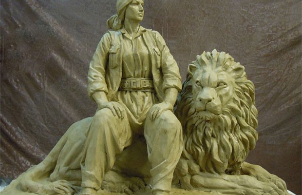 Αυτό είναι το άγαλμα που τιμά τις Κούρδισσες αντάρτισσες στην Κομπάνι