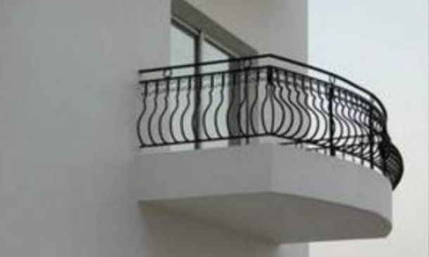 Καλαμάτα: Τον πέταξε από το μπαλκόνι επειδή τσακώθηκαν