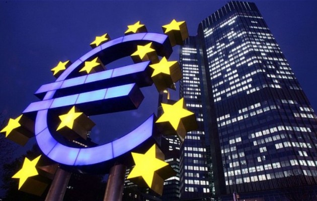 Bloomberg: Έκτακτα μέτρα θα πάρει η ΕΚΤ λόγω της βουτιάς των τιμών πετρελαίου