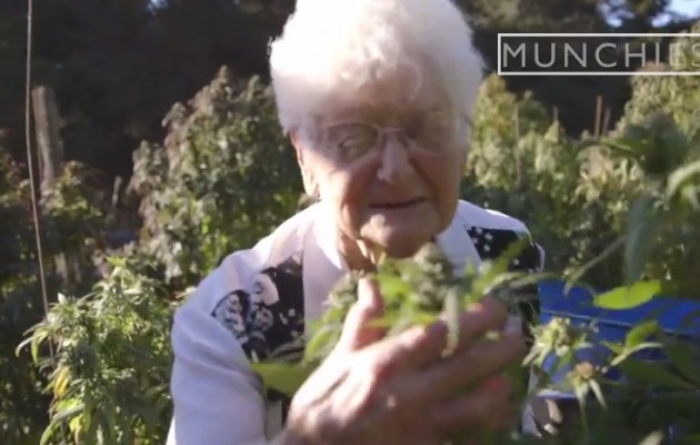 Δείτε τη 91χρονη γιαγιά που μαγειρεύει με μαριχουάνα (βίντεο)