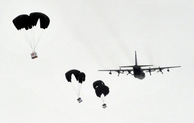 Το Σάββατο άγνωστα αεροπλάνα έριξαν πολεμοφόδια στο Ισλαμικό Κράτος