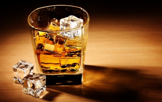 Μάθε γιατί ΔΕΝ πρέπει να πίνεις αλκοόλ σε χαμηλό ποτήρι!