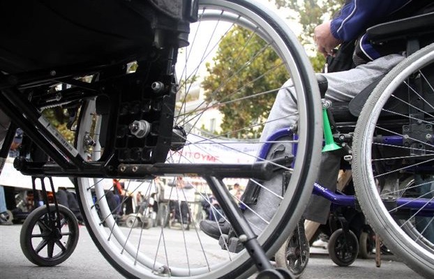 ΜΑΤ τα έβαλαν με άτομα με αναπηρία στο υπουργείο Οικονομικών