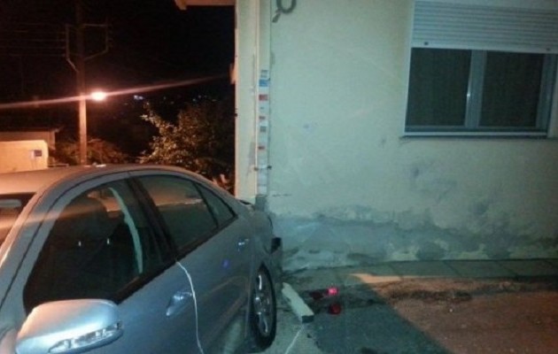 ΙΧ αυτοκίνητο έπεσε πάνω σε σπίτι