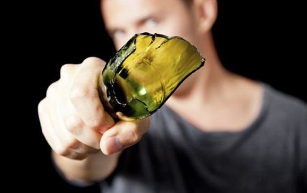 Για τα μάτια μιας γυναίκας του κάρφωσε μπουκάλι στον λαιμό!