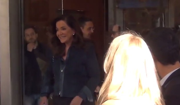 “Ουστ” και άλλα… κοσμητικά στη Ντόρα έξω από την ΕΣΗΕΑ (βίντεο)