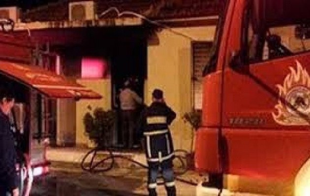Τρεις τραυματίες από φωτιά που εκδηλώθηκε στο σπίτι τους