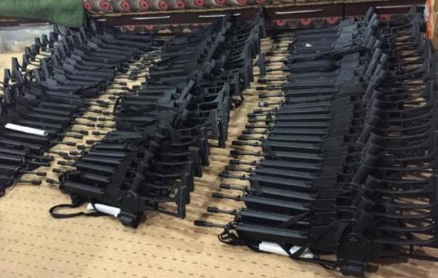 Οι Πεσμεργκά δείχνουν τα όπλα που τους έδωσε η Γερμανία