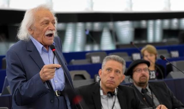 Γλέζος στην Ευρωβουλή: “Ο Γιούνκερ επιχειρεί να βιάσει τον ελληνικό λαό”