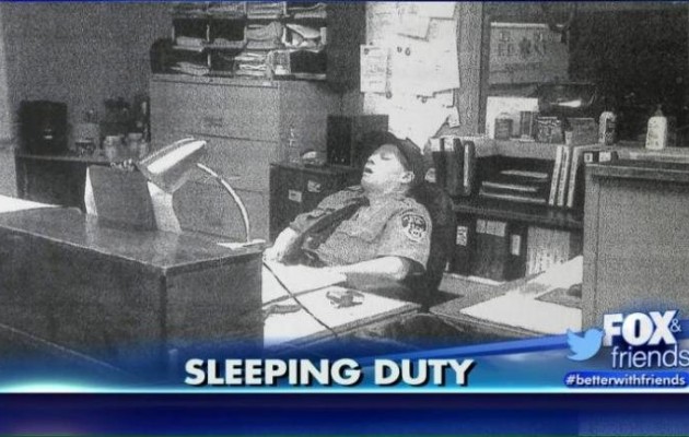 Την έπιασαν να κοιμάται στο γραφείο 12 φορές
